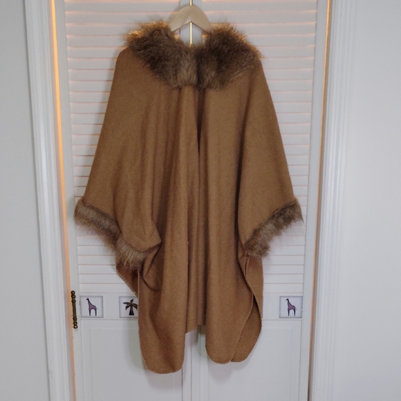 Luxurious Tan Faux Fur-Trimmed Women's Cape - Picture 2 of 5